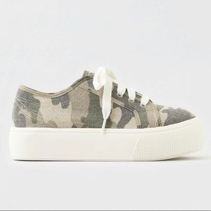 AMERICAN EAGLE CAMO PLATFORM SNEAKERS